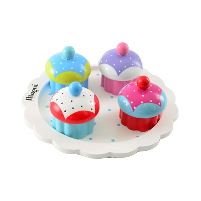 Μικρά cupcakes σε δίσκο